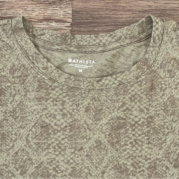 Athleta Women’s Green Snake Print Short Sleeve Medium Shirt - Picture 3 of 5